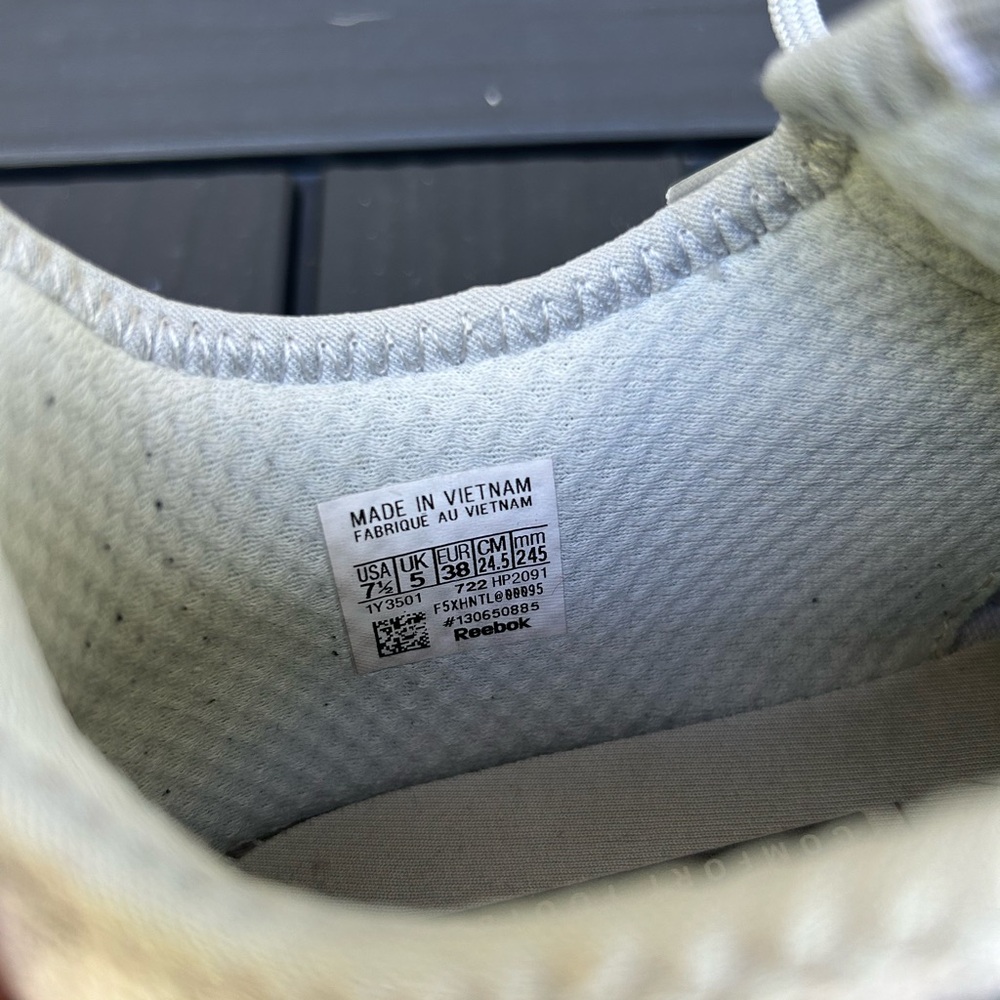 Women’s Reebok size 7.5 - Picture 6 of 6